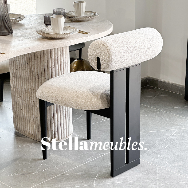 Table basse minimaliste design epure rangements integres et materiaux naturels pour valoriser votre marque